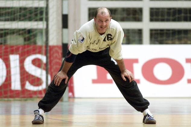 Torwart Stefan Hecker (Gummersbach) konzentriert Handball 1. BL Herren Saison 2000 2001, VfL Gummersbach, Vdig, Einzelbild Unterfrankenhalle Aschaffenburg Konzentration