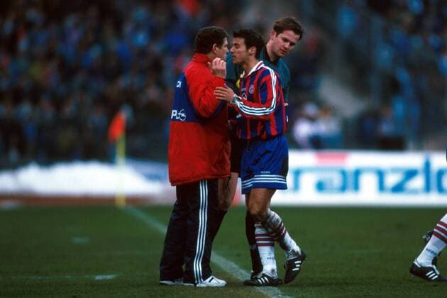 Mehmet Scholl (re.) nach seiner Auswechslung mit Trainer Otto Rehhagel (beide Bayern) Fußball 1. BL Herren Saison 1995 1996, FC Bayern München Gruppe Olympiastadion München