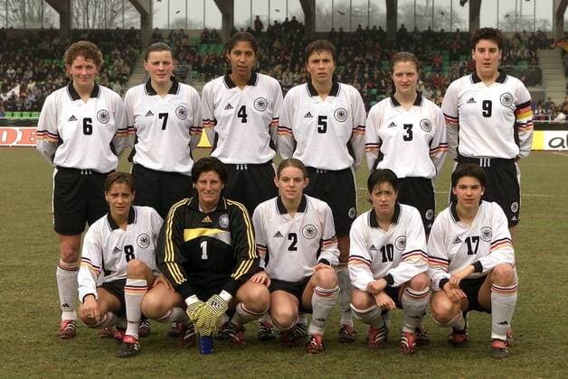 Mannschaftsfoto Deutschland: hi.R.v.li. Kerstin Stegemann, Pia Wunderlich, Steffi Jones, Sandra Minnert, Jeanette Götte, Birgit Prinz, vo.R.v.li. Sandra Smisek, Torfrau Silke Rottenberg, Nia Künzer, Renate Lingor und Ariane Hingst Fußball Länderspiel Damen Freundschaftsspiel 2001, Frauen, Frauenfußball, Frauennationalmannschaft, Nationalmannschaft Totale Donaustadion Ulm