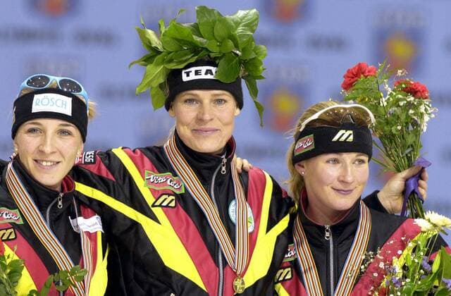 V. li.: Anni Friesinger, Siegerin Gunda Niemann-Stirnemann und Claudia Pechstein (alle Deutschland) bei der Siegerehrung Eisschnellauf WM Damen Weltmeisterschaft 2001, 3000m, 3000 m, Eisschnelllaufen, Eisschnellaufen Gruppe Salt Lake City