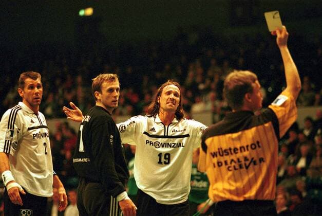 Staffan Olsson (2.v.re., Kiel) ist mit der gelben Karte von Schiedsrichter Uwe Prang nicht einverstanden, ebenso wie Magnus Wislander (links) und Torwart Steinar Ege (beide Kiel) Handball 1. BL Herren Saison 2000 2001: THW Kiel - GWD Minden 28:26 Gruppe Ostseehalle Kiel Enttäuschung, Verzweiflung,
