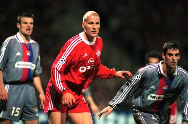 Carsten Jancker (Mitte, Bayern) neben Jeremie Brechet (Lyon) Fußball EC 1 Herren Champions League 2000 2001, Olympique Lyon (Frankreich) - FC Bayern München 3:0, Lyonnais, Vneg Gruppe Stade Municipal de Gerland Lyon Spannung,  