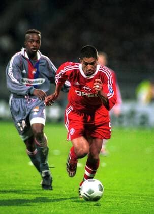 Giovane Elber (Bayern) enteilt Govou (Lyon) Fußball EC 1 Herren Champions League 2000 2001, Olympique Lyon (Frankreich) - FC Bayern München 3:0, Lyonnais, Vneg Gruppe Stade Municipal de Gerland Lyon Dynamik,  
