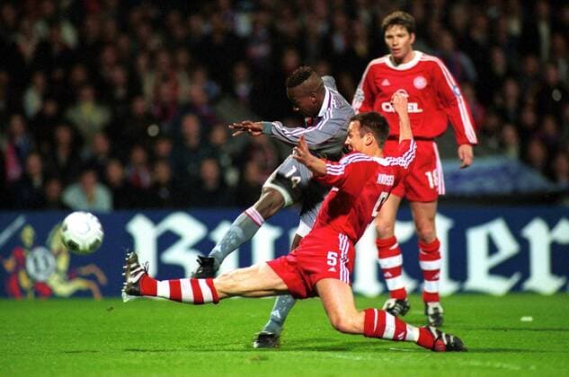 Sydney Govou (Lyon, Mitte) zieht ab, Patrik Andersson (Bayern) kommt zu spät Fußball EC 1 Herren Champions League 2000 2001, Olympique Lyon (Frankreich) - FC Bayern München 3:0, Lyonnais, Vneg Gruppe Stade Municipal de Gerland Lyon Dynamik, Kampf,  