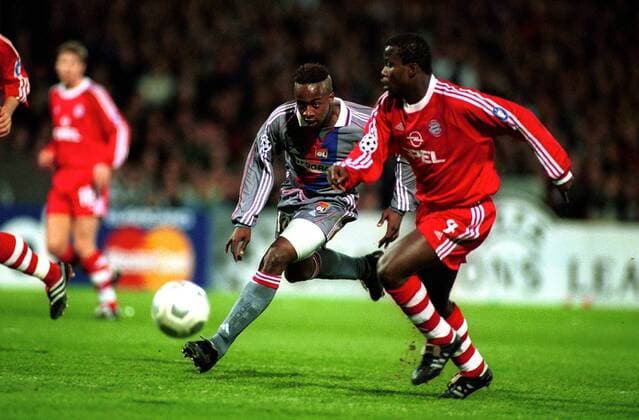 Sydney Govou (li., Lyon) gegen Samuel Osei Kuffour (Bayern) Fußball EC 1 Herren Champions League 2000 2001, Olympique Lyon (Frankreich) - FC Bayern München 3:0, Lyonnais, Vneg Gruppe Stade Municipal de Gerland Lyon Dynamik,  