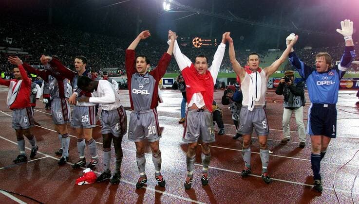 Mannschaftsjubel Bayern, v. re.: Torwart Kahn, Andersson, Jeremies, Salihamidzic, Kuffour und Linke Fußball EC 1 Herren Champions League, Saison 2000 2001: FC Bayern München - Arsenal London (England) 1:0 Totale Olympiastadion München Freude,