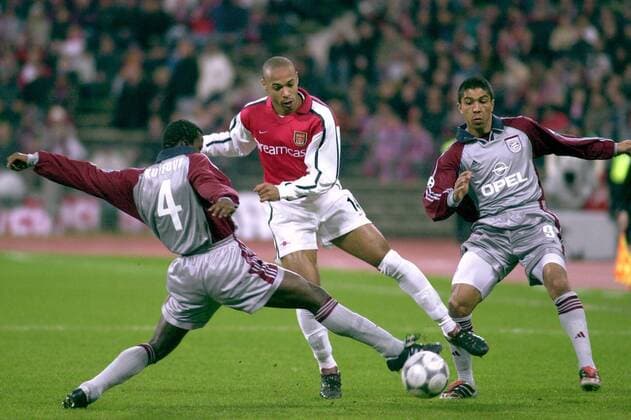 Thierry Henry (Mitte, Arsenal) gegen Samuel Osei Kuffour (li.) und Giovane Elber (beide Bayern) Fußball EC 1 Herren Champions League 2000 2001, FC Bayern München - Arsenal London (England) 1:0 Gruppe Olympiastadion München Dynamik,