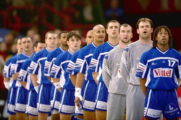 Frankreich während der Nationalhymne, u.a.: Jackson Richardson, Torwart Bruno Martini, Torhüter Thierry Omeyer, Jérome Fernandez, Didier Dinart (von vorn) Handball WM Herren Weltmeisterschaft 2001, Länderspiel, Finale, Endspiel: Frankreich Totale Paris-Bercy  