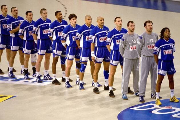 Frankreich während der Nationalhymne, u.a.: Jackson Richardson, Torwart Bruno Martini, Torhüter Thierry Omeyer, Jérome Fernandez, Didier Dinart (von re.), Joel Abati (Mitte) Handball WM Herren Weltmeisterschaft 2001, Länderspiel, Finale, Endspiel: Frankreich Totale Paris-Bercy  