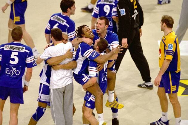 Mannschaftsjubel Frankreich, u.a.: Jackson Richardson, getragen von Andrej Golic und Jeróme Fernandez Handball WM Herren Weltmeisterschaft 2001, Länderspiel, Finale, Endspiel: Frankreich - Schweden 28:25 n.V. Gruppe Paris-Bercy Begeisterung, Freude,  