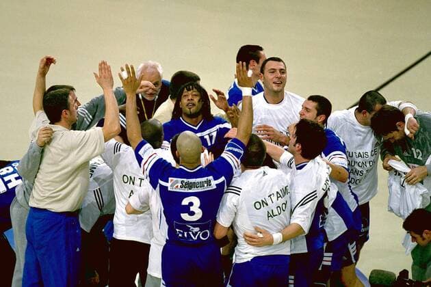 Mannschaftsjubel Frankreich, u.a.: Jackson Richardson (17) - das Herz und Superstar der Mannschaft Handball WM Herren Weltmeisterschaft 2001, Länderspiel, Finale, Endspiel: Frankreich Totale Paris-Bercy Freude,  