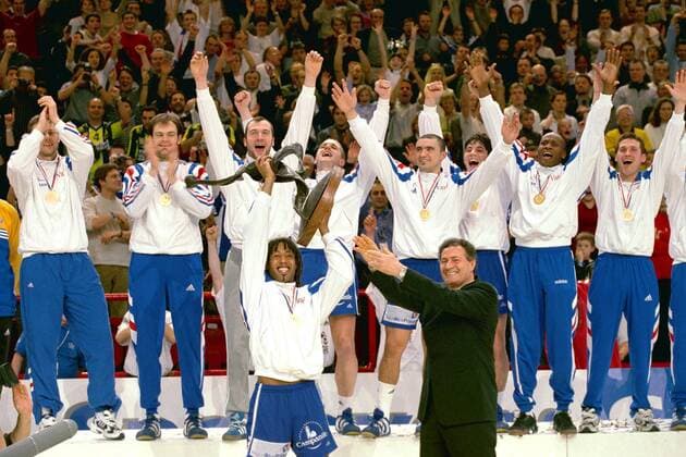 Mannschaftsjubel Frankreich während der Siegerehrung, Jackson Richardson mit der Trophäe Handball WM Herren Weltmeisterschaft 2001, Länderspiel, Finale, Endspiel: Frankreich Totale Paris-Bercy Glück Begeisterung, Freude,  