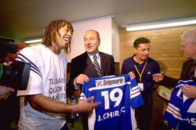 Staatspräsident Jacques Chirac erhält von Jackson Richardson ein Trikot, re. Nationaltrainer Daniel Constantini (alle Frankreich) Handball WM Herren Weltmeisterschaft 2001, Länderspiel, Finale, Endspiel: Frankreich Gruppe Paris-Bercy Freude,  