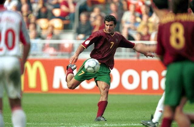 Luis Figo (Portugal) - Torschuß Fußball EM Herren Europameisterschaft 2000, Länderspiel, Viertelfinale, Nationalmannschaft, Nationalteam, Vneg Einzelbild Arena Amsterdam Dynamik,  