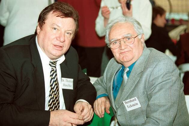 Dr. Thomas Huschke (li., Ex-Weltmeister) und Ex-Straßenfahrer Bernhard Eckstein (beide Deutschland) Radsport Herren Sportgala 2001, 70. Geburtstag von Gustav-Adolf Sch., Feier, Fest, Gala, Geburtstagsfeier, Ostalgie, Gruppe Ost, Osten, Velodrom Berlin