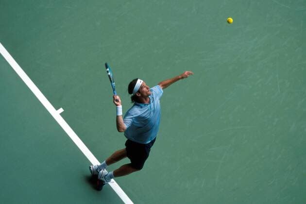 Carlos Moya (Spanien) - Aufschlag Tennis Herren Australian Open 2001, Grand Slam, ATP-Tour, Hartplatz, Hardcourt, Hartplatztennis, Hartplatzturnier, Einzelbild Flinders Park Melbourne