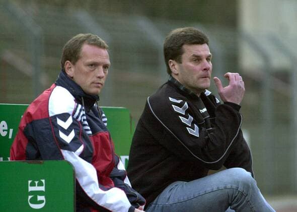 Dieter Hecking, neuer Trainer des VfB Lübeck (re.) und sein Co-Trainer Dirk Bremser auf der Trainerbank Fußball Herren Regionalliga Nord, Saison 2000 2001, 3. Liga, VfB Lübeck, Training, Vdig Gruppe Lübeck