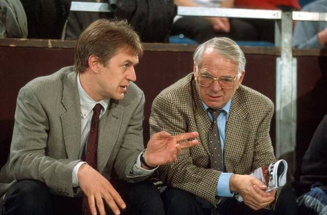 Geschäftsführer Dierk Schmäschke (li.) im Gespräch mit Manager Manfred Werner (beide Flensburg) Handball 1. BL Herren Saison 2000 2001: Kiel - SG Flensburg-Handewitt 29:20, Vdia Gruppe Ostseehalle Kiel
