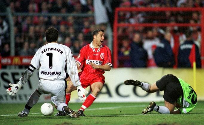 Sabin Ilie (Cottbus, re.) vor Torwart Claus Reitmaier, rechts Schnoor (beide Wolfsburg) Fußball 1. BL Herren Saison 2000 2001, FC Energie Cottbus - VfL Wolfsburg 0:0 Gruppe Stadion der Freundschaft Cottbus Dynamik,