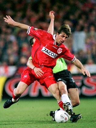 Rudi Vata (Cottbus, vorn) im Duell mit Rische (Wolfsburg) Fußball 1. BL Herren Saison 2000 2001, FC Energie Cottbus - VfL Wolfsburg 0:0 Gruppe Stadion der Freundschaft Cottbus Dynamik, Kampf,