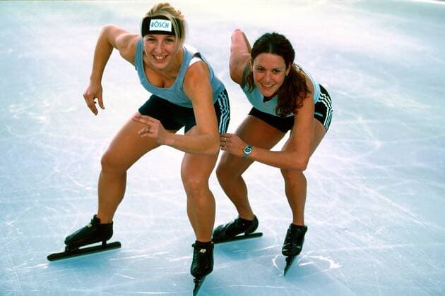 Anni Friesinger (li., Deutschland) und Trainingspartnerin Sandy Overland (Kanada) Eisschnellauf Damen Eisschnellaufen 2000, Eisschnelllauf, Eisschnelllaufen Gruppe Inzell Freude,