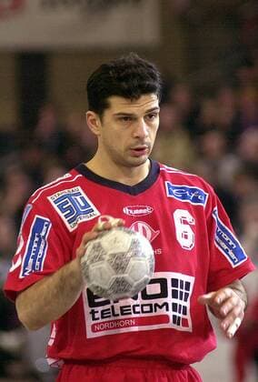 Dragan Skrbic (Nordhorn) am Ball Handball 1. BL Herren Saison 2000 2001: HSG Nordhorn Einzelbild Kreissporthalle Lübbecke