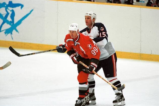 Wayne Gretzky (Kanada, vorn) gegen Brett Hull (USA) Eishockey OS Winter Herren Olympische Winterspiele 1998, Olympia, Olympiade, Spiele, Länderspiel, Gruppe Big Hat Nagano City Dynamik,