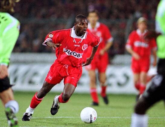 Moussa Latoundji (Cottbus) am Ball Fußball 1. BL Herren Saison 2000 2001, FC Energie Cottbus - VfL Wolfsburg 0:0 Einzelbild Stadion der Freundschaft Cottbus Dynamik,