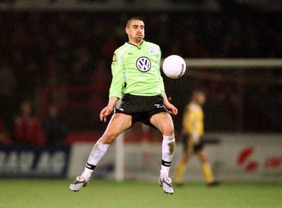 Zoltan Sebescen (Wolfsburg) stoppt den Ball Fußball 1. BL Herren Saison 2000 2001, Cottbus - VfL Wolfsburg 0:0 Einzelbild Stadion der Freundschaft Cottbus Dynamik