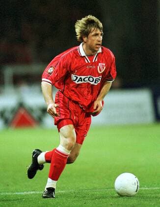 Rudi Vata (Cottbus) am Ball Fußball 1. BL Herren Saison 2000 2001, FC Energie Cottbus Einzelbild Stadion der Freundschaft Cottbus Dynamik,