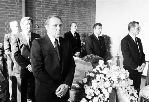 Max Morlock (vorn li.) und Mitspieler aus der 54er-Weltmeisterelf halten die Ehrenwache am Sarg von Alt-Bundestrainer Sepp Herberger, v. li..: Rahn, Eckel, Schäfer und Mai (alle Deutschland) Fußball Herren Beerdigung 1977, Begräbnis, Beisetzung, Legende, Trainerlegende Gruppe Weinheim