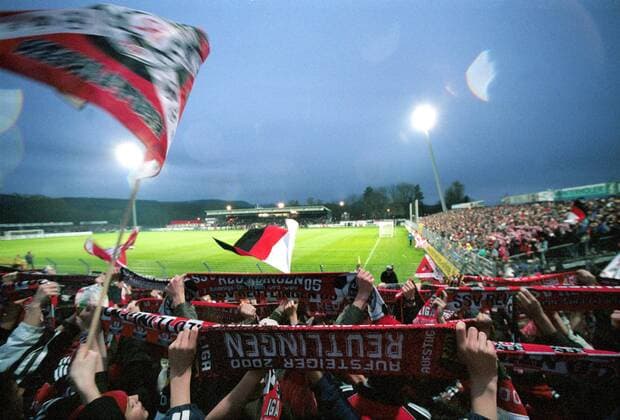 Stadion an der Kreuzeiche Reutlingen - die Fans für Stimmung Fußball 2. BL Herren Saison 2000 2001, SSV Reutlingen Totale Stadion an der Kreuzeiche Reutlingen Begeisterung