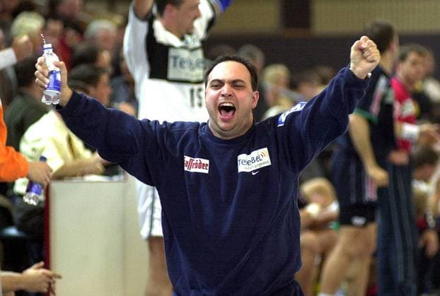 Trainer Bob Hanning (Wuppertal) jubelnd Handball 1. BL Herren Saison 2000 2001: TuS Nettelstedt - HC Wuppertal 20:22, Vdig Einzelbild Kreissporthalle Lübbecke Nettelstedt Freude, Begeisterung,