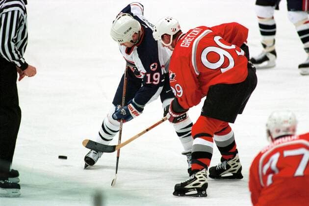 Wayne Gretzky (Kanada, re.) und Doug Weight (USA) beim Bully Eishockey OS Winter Herren Olympische Winterspiele 1998, Olympiade, Olympia, Spiele, Länderspiel Gruppe Big Hat Nagano City Dynamik,
