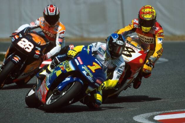 Kenny Roberts jr. (USA Telefonica Movistar, Mitte) auf seiner Suzuki vor Alex Crivillé (Spanien Repsol YPF, li.) und Chris Walker (England Hardwick Racing LLC) Motorsport WM Herren Weltmeisterschaft 2001, Motorrad, Motorradrennen, Motorradrennsport, Motorradsport Gruppe International Racing Course Suzuka
