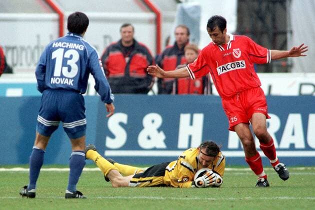 Faruk Hujdurovic (re.) und Torwart Tomislav Piplica (beide Cottbus) sichern vor Dzoni Novak (Haching) Fußball 1. BL Herren Saison 2000 2001, FC Energie Cottbus - SpVgg Unterhaching 1:0 Gruppe Stadion der Freundschaft Cottbus