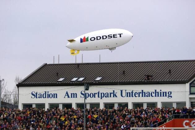Fußball, Stadiongeschichte SpVgg Unterhaching Oddset-Zeppelin über dem Sportpark Unterhaching Fußball 1. BL Herren Saison 2000 2001, SpVgg Unterhaching Totale Sportpark Unterhaching