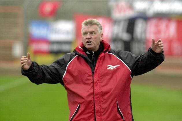 Trainer Meinhard Hemp (Dynamo Dresden) unzufrieden Fußball Herren Oberliga Nordost Süd 2000 2001, 1. FC Dynamo Dresden Einzelbild Rudolf-Harbig-Stadion Dresden Spannung,
