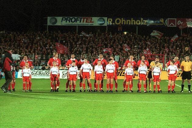 Mannschaftsbild Cottbus, v. li.: Bitencourt, Vata, Kobylanski, Latoundji, Hujdurovic, Reghecampf, Kobylanski, Akrapovic, Piplica und Miriuta - die erste reine Ausländermannschaft in der ersten Liga Fußball 1. BL Herren Saison 2000 2001, FC Energie Cottbus Totale Stadion der Freundschaft Cottbus