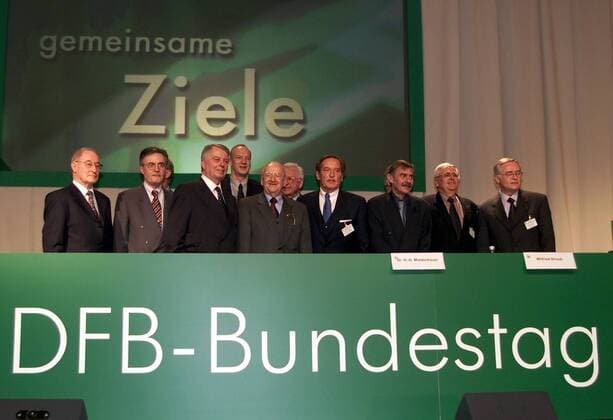 Das neue DFB-Präsidium: v.li. Karl Schmidt (sozial- und gesellschaftspolitische Aufgaben), Wilfried Straub (Liga-Vertreter), Engelbert Nelle (Amateure), Hans-Georg Moldenhauer (Zukunftsentwicklung), Ehrenpräsident Egidius Braun, ... Fußball Herren 37. Ordentlicher DFB-Bundestag 2001, Deutscher Fußball Bund, Fußballbund, Sitzung, Plenum, Vdig Totale Verband, Versammlung, Konferenz, Tagung, Magdeburg