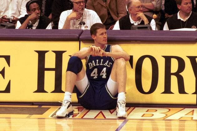 Shawn Bradley (Mavericks) sitz an der Bande Basketball Herren NBA 2000 2001, National Basketball Association, Los Angeles - Dallas Mavericks 98:89 Einzelbild Staples Center Los Angeles