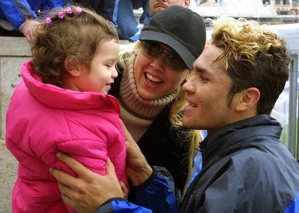 Alex Alves (Hertha) freut sich mit Tochter Alessandra und Frau Nadja Fußball 1. BL Herren Saison 2000 2001, Hertha BSC Berlin, Vdig Gruppe Olympiastadion Berlin Glück,