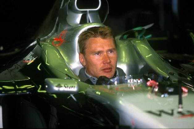 Mika Häkkinen (Finnland McLaren-Mercedes) wartet im Cockpit seines Boliden auf die Erleuchtung Motorsport Grand Prix Herren Großer Preis von Spanien 2001, WM, Weltmeisterschaft, Formel 1, F1, F, GP Porträt Circuit de Catalunya Barcelona