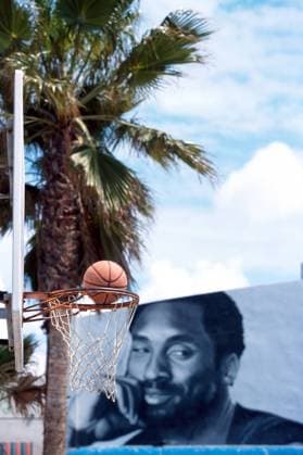 Werbeplakat mit Kobe Bryant (L.A. Lakers), der auf ein Streetballmatch hinunterblickt Streetball Herren Freizeit 2001, Freizeitsport, Basketball, Streetbasketball, Sponsor, Sponsoring Totale Impressionen Venice Beach Kalifornien