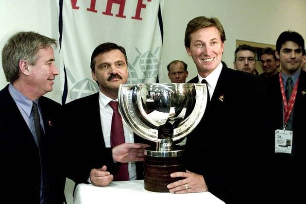 V.re.: Eishockeylegende Wayne Gretzky (Kanada), IIHF-Präsident René Fasel (Schweiz) und der kanadische Verbandspräsident Bob Nicholson mit Weltmeisterschaftspokal während der Pressekonferenz im Radisson SAS-Hotel Eishockey WM Herren Weltmeisterschaft 2001, WM-1 Gruppe Hannover