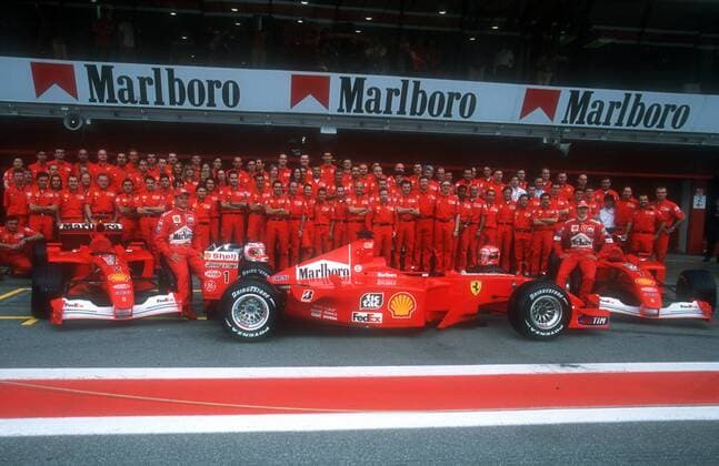 Ferrari-Crew mit Rubens Barrichello (Brasilien, li.) und Michael Schumacher (Deutschland) Motorsport Grand Prix Herren Großer Preis von Spanien 2001, GP, Formel 1, F1, F, WM, Weltmeisterschaft Totale Circuit de Catalunya Barcelona Masse