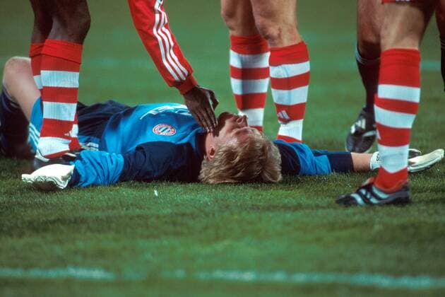 Torwart Oliver Kahn (Bayern) ohnmächtig am Boden Fußball EC 1 Herren Champions League 2000 2001, FC Bayern München, Vdia Einzelbild Olympiastadion München
