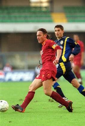 Francesco Totti (Roma) am Ball Fußball Herren Serie A 2000 2001, 1. italienische Liga, Hellas Verona - AS Rom 1:4 Einzelbild Stadio Marc Antonio Bentegodi Verona Dynamik,