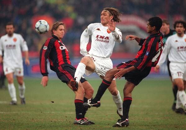 Francesco Totti (Roma, Mitte) im Duell mit Serginho (re.) und Massimo Ambrosini (beide Milan) Fußball Herren Serie A 2000 2001, 1. italienische Liga, AC Mailand - AS Rom 3:2 Gruppe Stadio Giuseppe Meazza, San Siro Mailand Dynamik, Kampf,