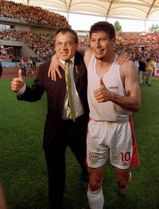 Trainer Felix Magath (li.) und Krassimir Balakov (beide Stuttgart) jubelnd nach Spielende Fußball 1. BL Herren Saison 2000 2001: VfB Stuttgart, Vneg Gruppe Gottlieb-Daimler-Stadion Stuttgart Harmonie, Freude,